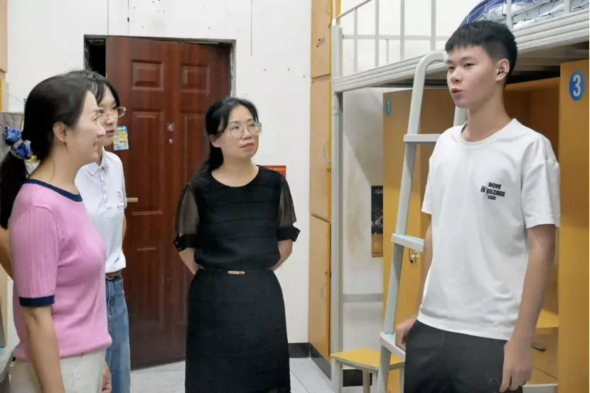 暖心走访进寝室 殷殷关怀启新程——数字创意学院班子深入宿舍看望2026级新生