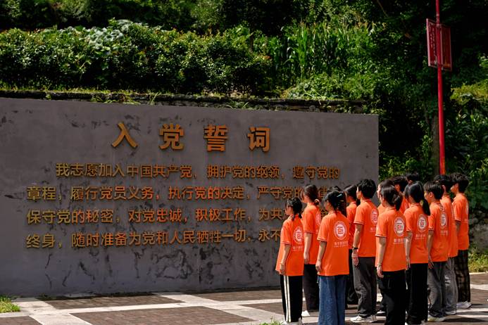 数字笔墨绘就红色新篇｜“赤水润心”志愿服务队赴鸡鸣三省开展主题教育与创意实践
