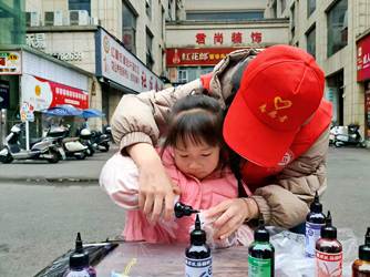 戴帽子的人在街道上 AI 生成的内容可能不正确。